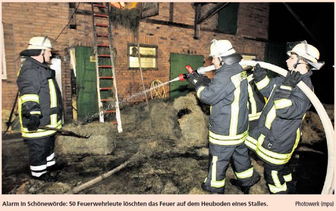 Alarm in Schönewörde: 50 Feuerwehrleute löschten das Feuer auf dem Heuboden eines Stalles.Photowerk (mpu)