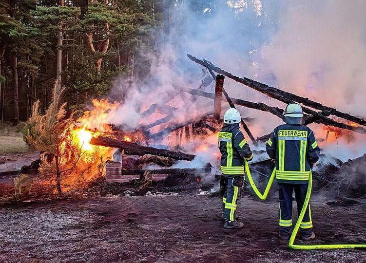 Eine Scheune des Reit- und Fahrvereins Wahrenholz brannte komplett nieder.Foto: Bjarne Wegmeyer / Kreisfeuerwehr Gifhorn Foto: Bjarne Wegmeyer