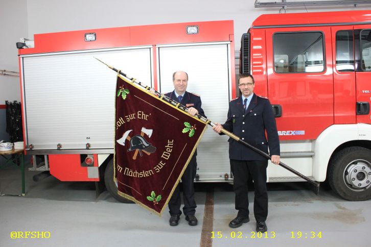 Ingo Köllner übergibt die Feuerwehrfahne