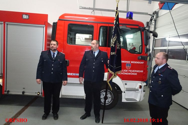 Jan-Hendrik Kahrens übergibt die Feuerwehrfahne an Michael Zauter