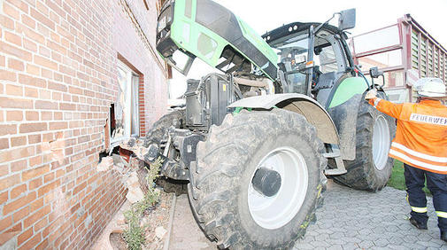 Verkehrsunfall: In Schönewörde fuhr ein Traktor gegen ein Haus, der Fahrer wurde schwer verletzt.