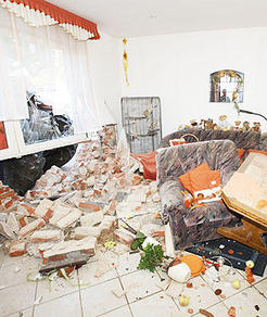 Chaos: Ein Blick in das Wohnzimmer des beschädigten Hauses in Schönewörde.
