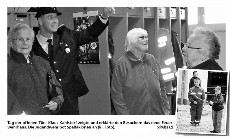Tag der offenen Tr:  Klaus Kahlstorf zeigte und erklrte den Besuchern das neue Feuerwehrhaus. Die Jugendwehr bot Spaakionen an (kl. Foto)