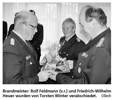 Brandmeister: Rolf Feldmann (v.r.) und Friedrich-Wilhelm Heuer wurden von Torsten Winter verabschiedet.