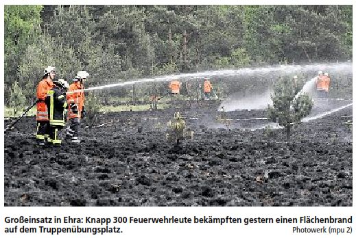 Großeinsatz in Ehra: Knapp 300 Feuerwehrleute bekämpften gestern einen Flächenbrand auf dem Truppenübungsplatz.Photowerk (mpu 2)