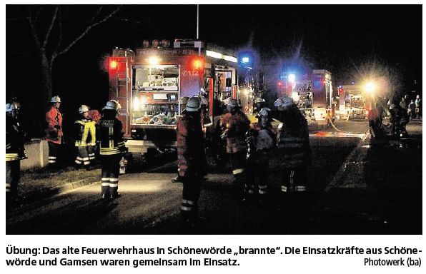 Übung: Das alte Feuerwehrhaus in Schönewörde „brannte”. Die Einsatzkräfte aus Schönewörde und Gamsen waren gemeinsam im Einsatz.Photowerk (ba)