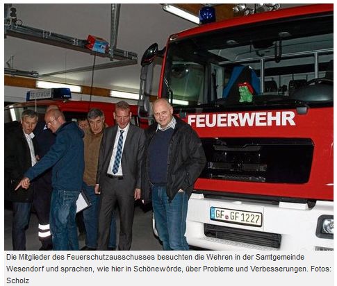 Die Mitglieder des Feuerschutzausschusses besuchten die Wehren in der Samtgemeinde Wesendorf und sprachen, wie hier in Schönewörde, über Probleme und Verbesserungen. Foto: Scholz