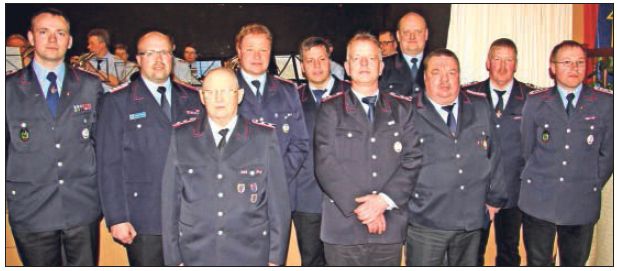 Torsten Winter (2. von links) ehrte Feuerwehrleute für ihren Einsatz.