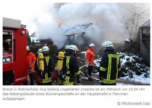 Brand in Wahrenholz: Aus bislang ungeklärter Ursache ist am Mittwoch um 13.54 Uhr das Nebengebäude eines Blumengeschäfts an der Hauptstraße in Flammen aufgegangen.