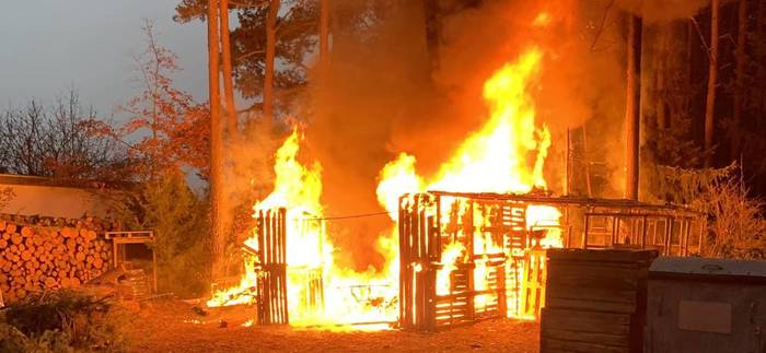 Holz-Garage brennt nieder