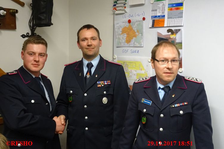 Jan-Lüder Meinecke wird von OrtsBm Andreas Meyer zum Feuerwehrmann befördert
