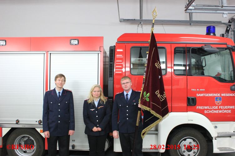 Petra Feldmann übergibt die Feuerwehrfahne