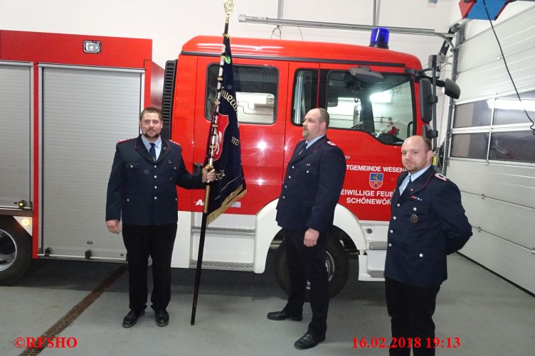 Jan-Hendrik Kahrens übergibt die Feuerwehrfahne an Michael Zauter