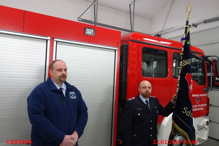 Michael Zauter übergibt die Feuerwehrfahne an Peter Tschakowez