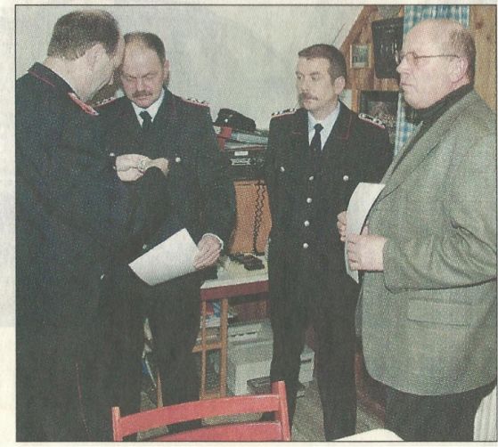 25 Jahre im Brandschutz: Dafr gab es von Rolf Feldmann (links) 
und Walter Penshorn (rechts) eine Auszeichnung. Photowerk (ww) 