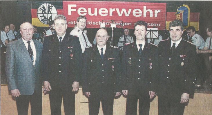 Verdienstorden: Samtgemeindebürgermeister Walter Penshorn (1.) und Ernst-Walter Grüssing (r.) 
zeichneten (v.l.) Wolfgang Trojahn, Andreas Meinke und Günter Meyer aus. Photowerk (ww) 