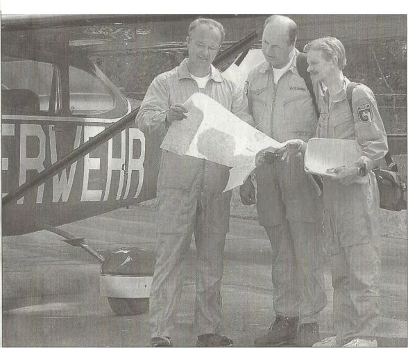 Vorbereitung für den Überwachungsflug: (v.l.) Pilot Jochen Pischel, Feuerwehrmann Rolf Feldmann und der Forstbeamte Heiko Gropp.