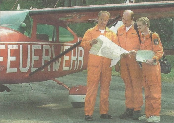 Kurz vor dem Start am Sonntag (von links): Pilot Jochen Pischel, 
Feuerwehrmann Rolf Feldmann und der Forstbeamte Heiko Gropp. Foto:Hollemann/dpa  