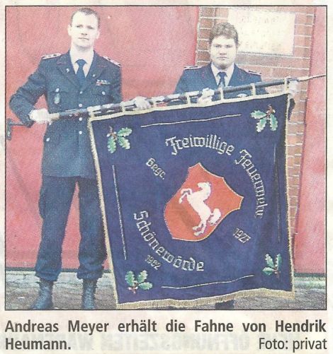 Adreas Meyer erhält die Fahne von Hendrik Heumann  Foto: privat