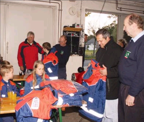 Jugendlichen der Feuerwehr Schönewörde erhalten zehn neue Wetterschutzjacken