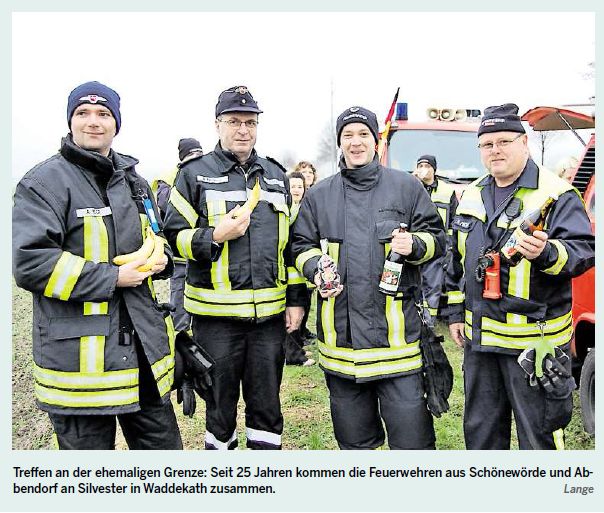 Treffen an der ehemaligen Grenze: Seit 25 Jahren kommen die Feuerwehren aus Schönewörde und Abbendorf an Silvester in Waddekath zusammen. © Lange